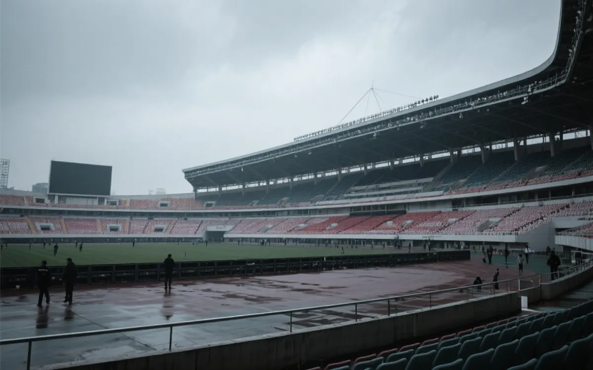 赛后空置的巨大体育场与周边缺乏人流的城市片区对比